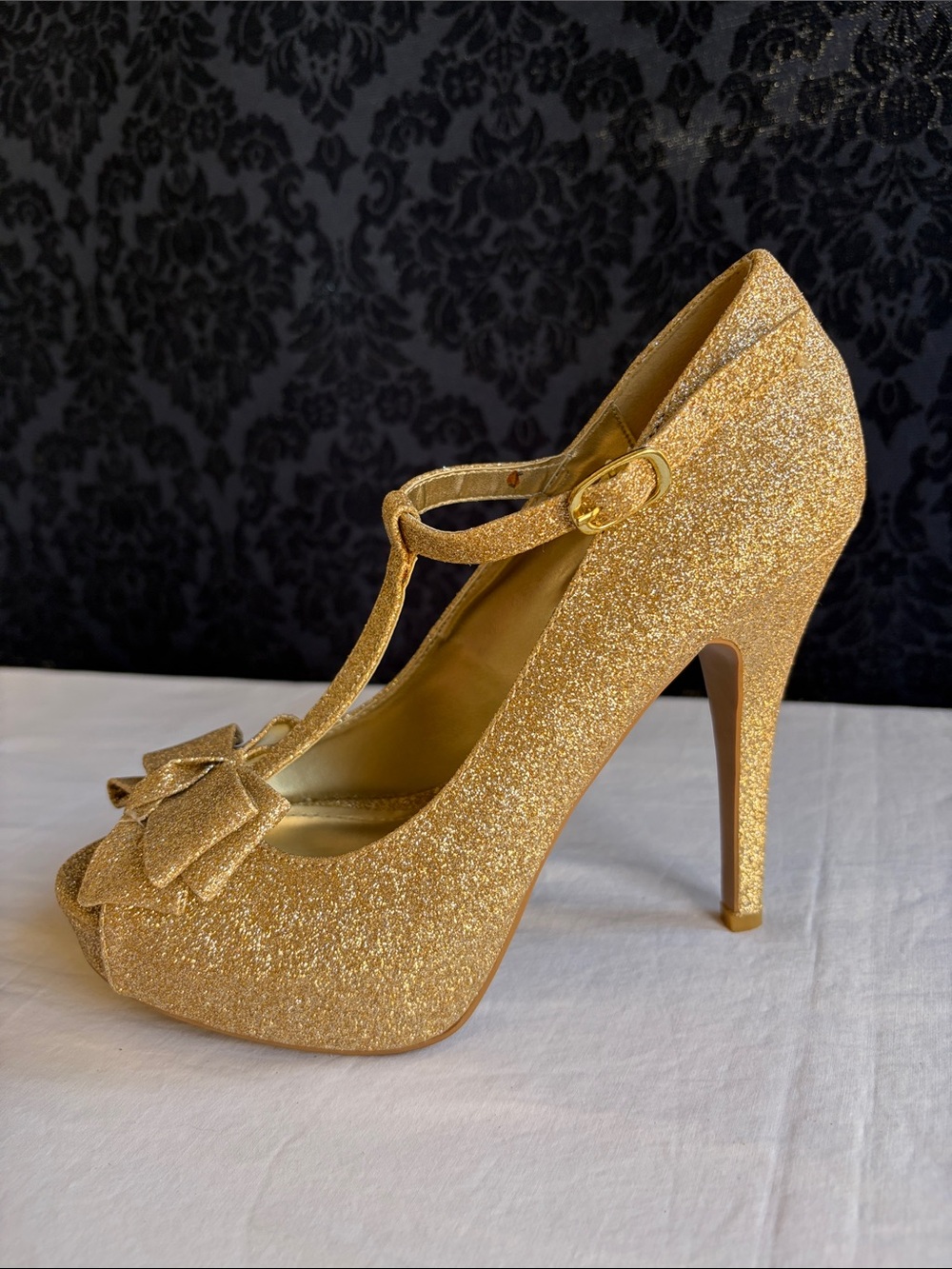 NEW Y2K Steve Madden Gold Glitter T-Strap Peep-Toe Heels with Bow Sz 7.5 Vintage
